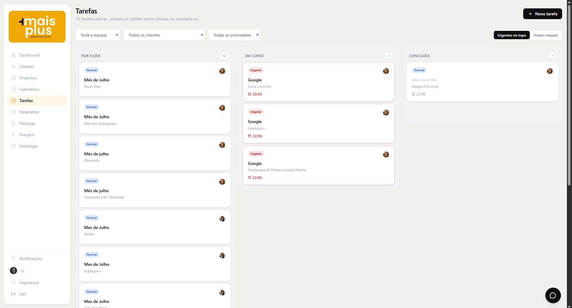 The dashboard's task board in Portuguese, three columns labelled Por Fazer, Em Curso and Concluída, with cards showing priority tags, clients and dates, plus team and client filters above.
